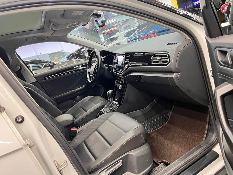 Volkswagen T-ROC exploring Songs