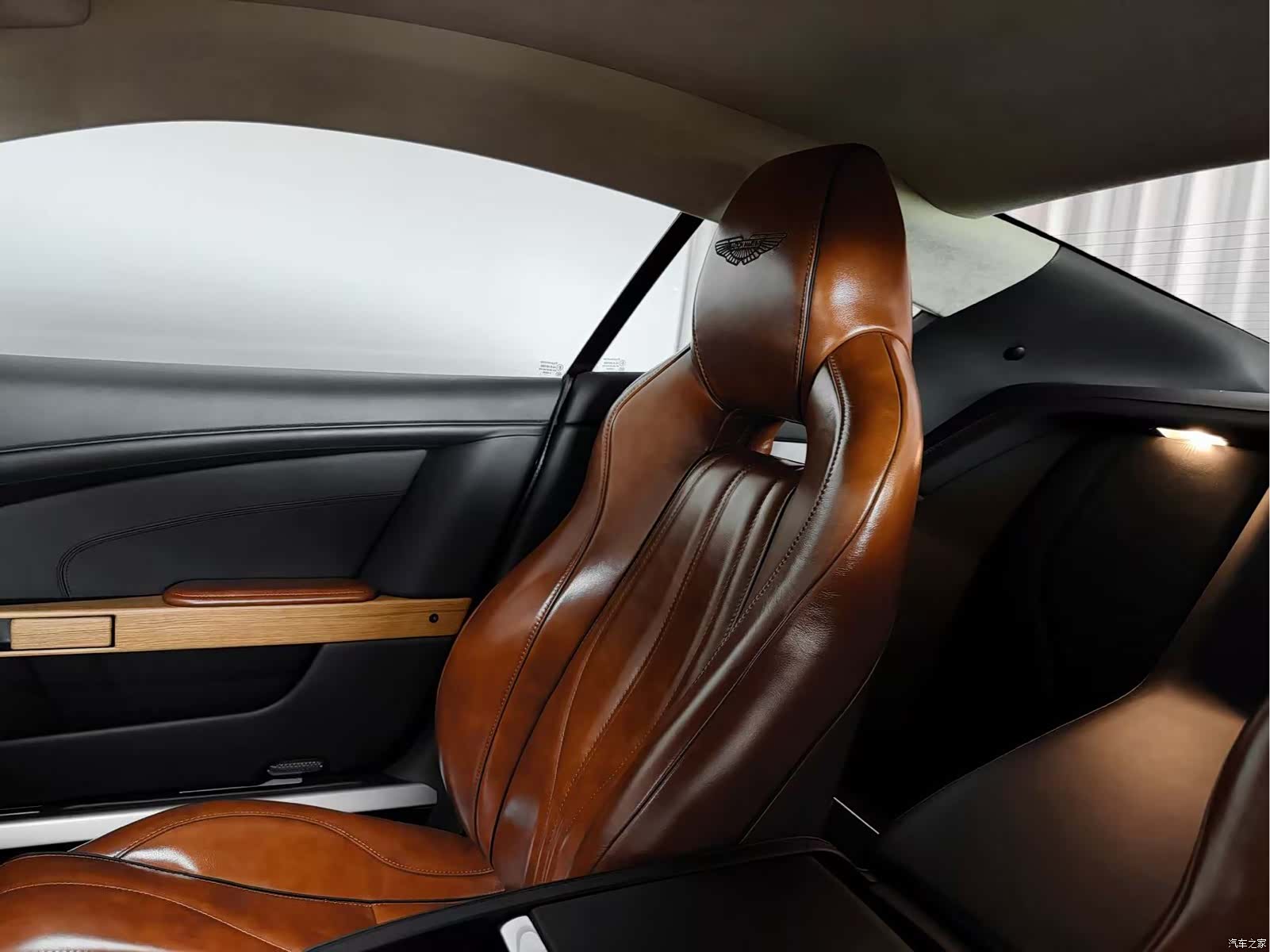 Aston Martin Virage, 2013 8