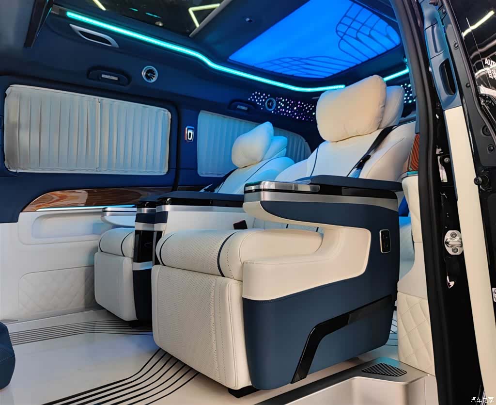 Mercedes-Benz V-Class, 2023 8