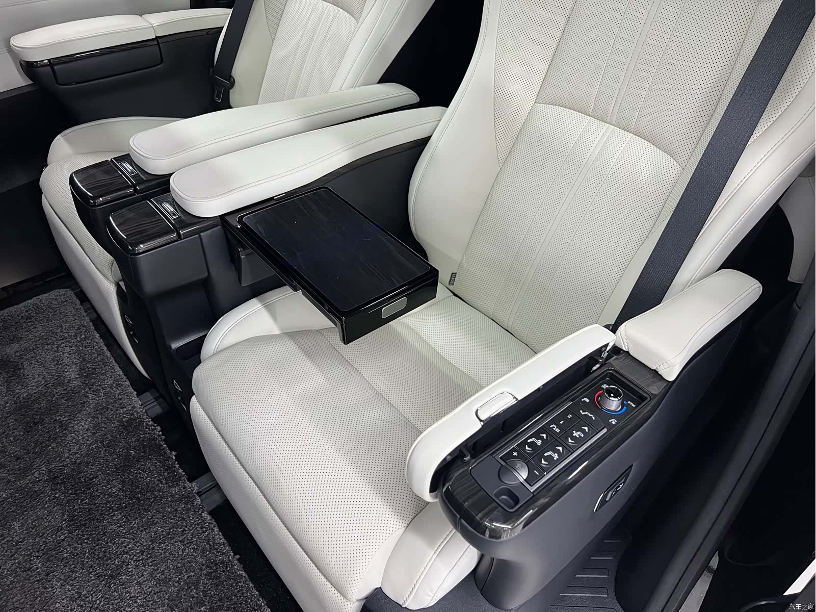 Lexus LM, 2021 12