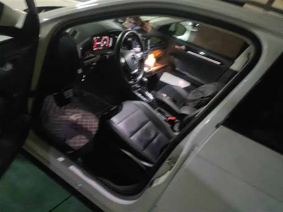 Volkswagen T-ROC exploring Songs