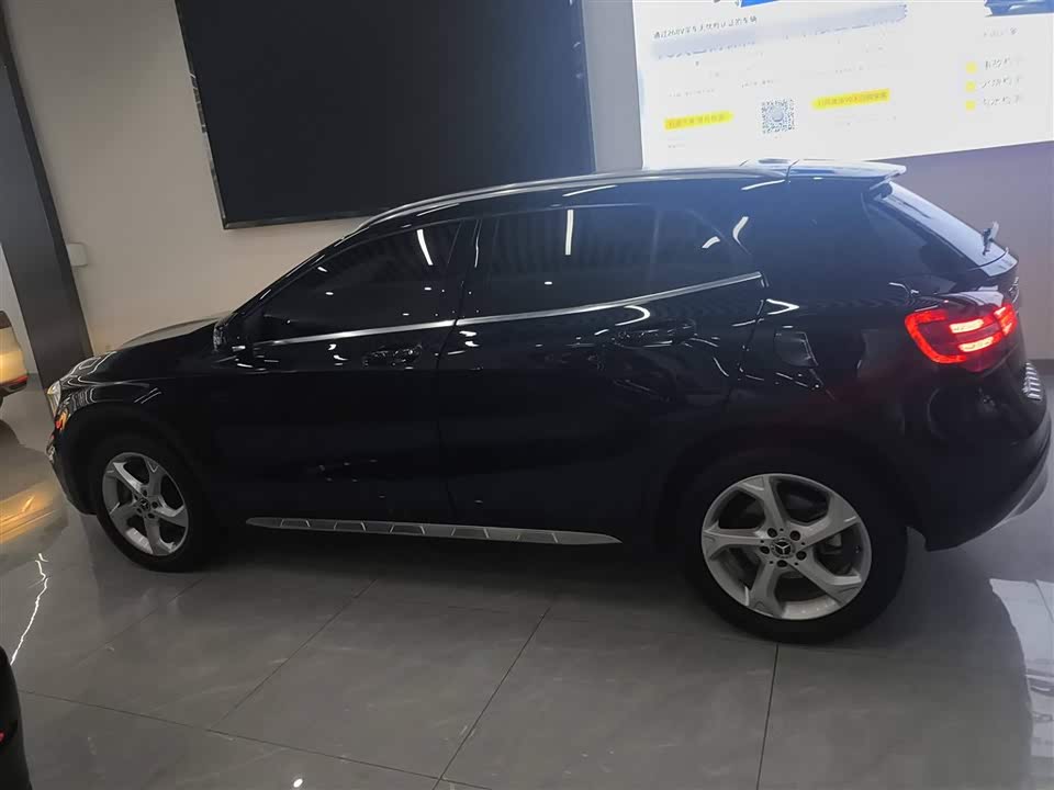 Mercedes-Benz GLA Mercedes-Benz GLA