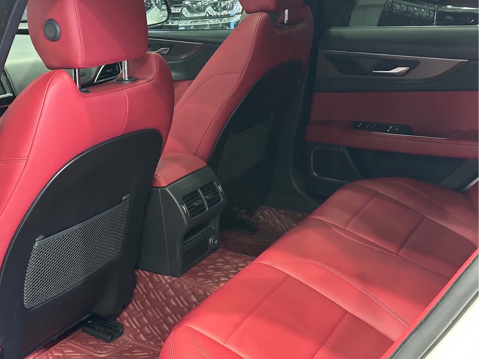 Land Rover XEL, 2021 13