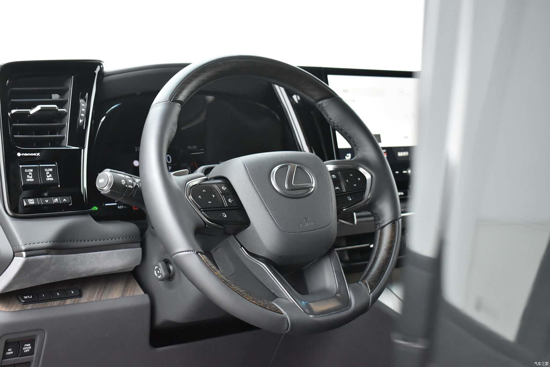 Lexus LM, 2026 14