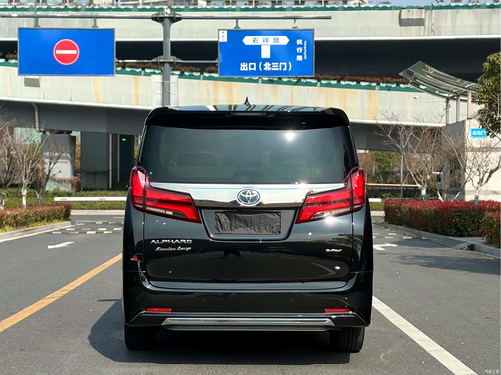 Toyota Alphard, 2022 3