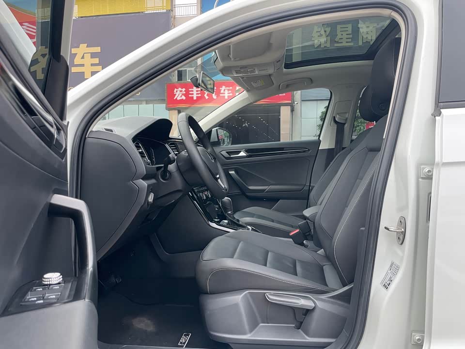 Volkswagen T-ROC exploring Songs