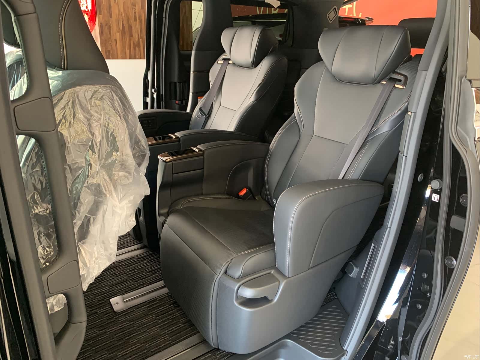 Toyota Alphard, 2025 8