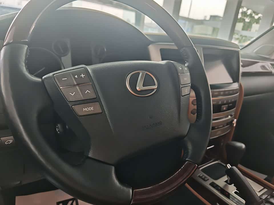 Lexus LX