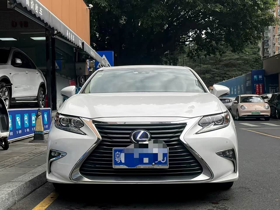 Lexus ES
