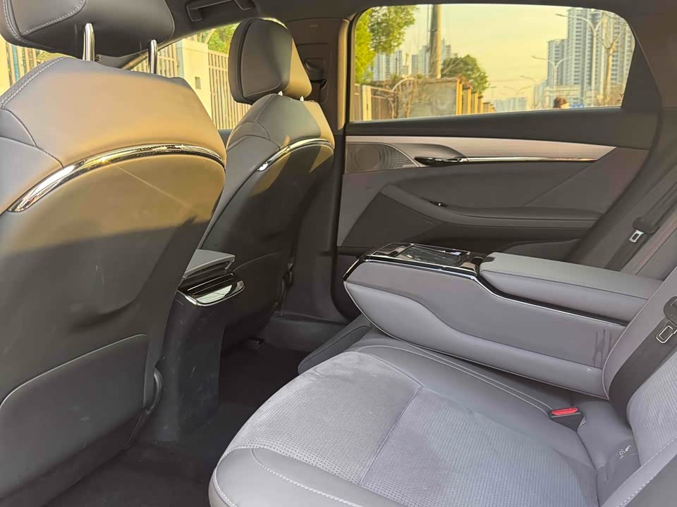 VOYAH Lantu chasing light