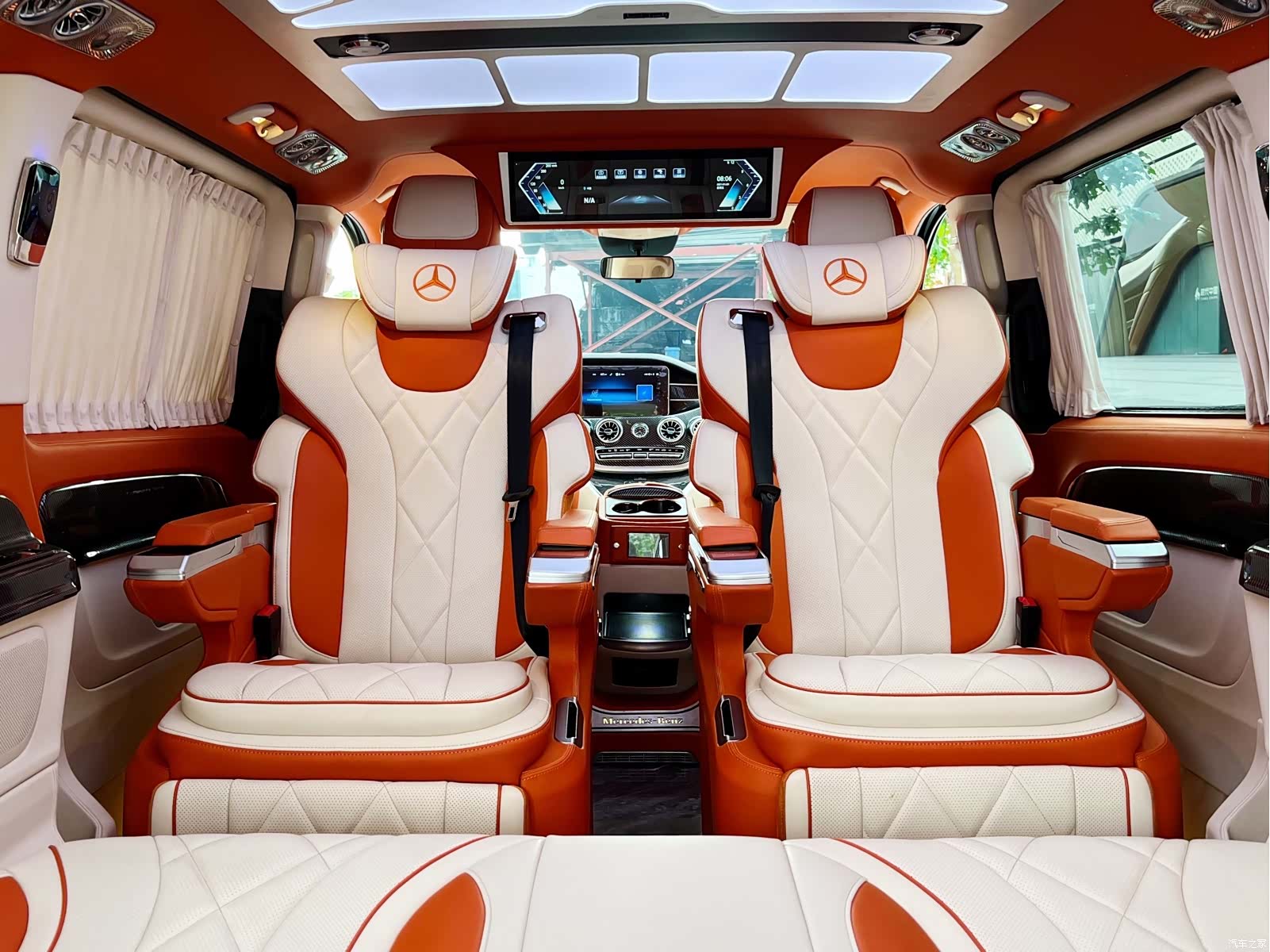 Mercedes-Benz 7, 2023 8