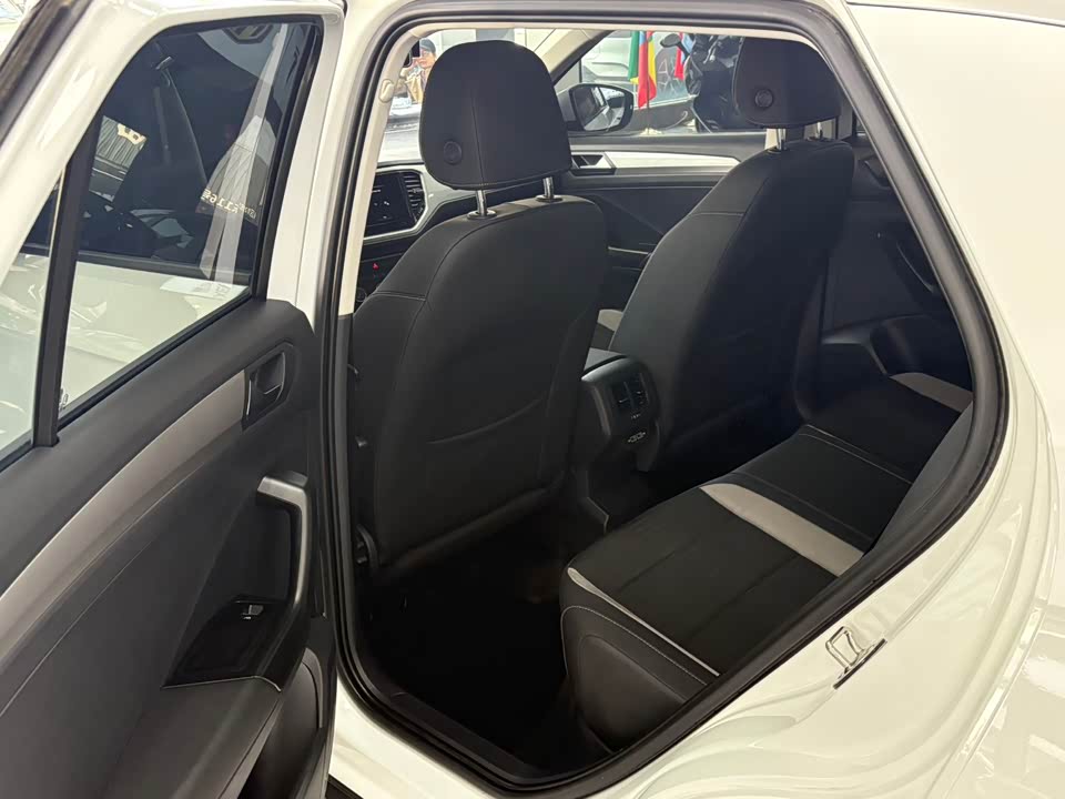 Volkswagen T-ROC exploring Songs