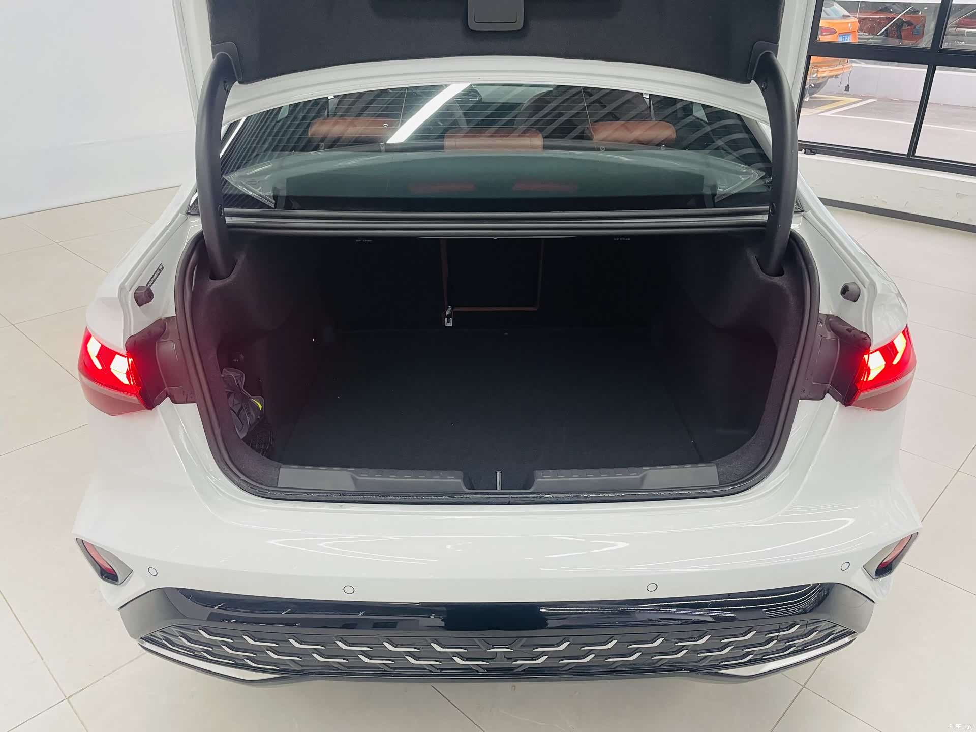 Audi Flying Spur, 2025 14