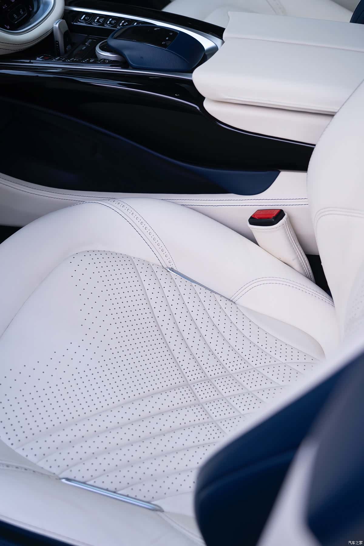Aston Martin DBX, 2022 11