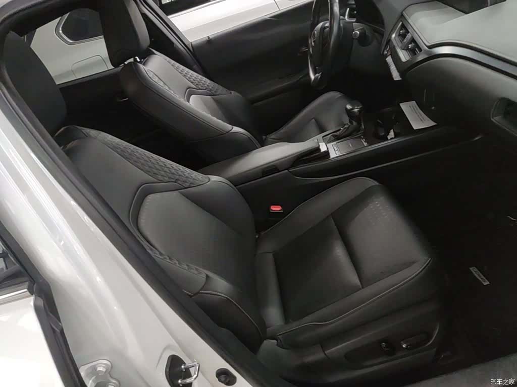 Lexus UX, 2021 25