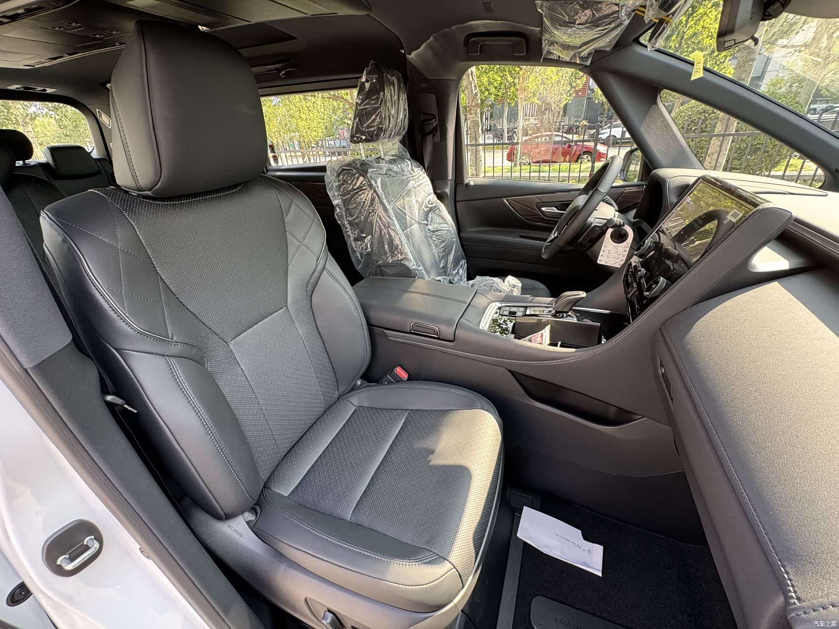Toyota Alphard, 2025 10