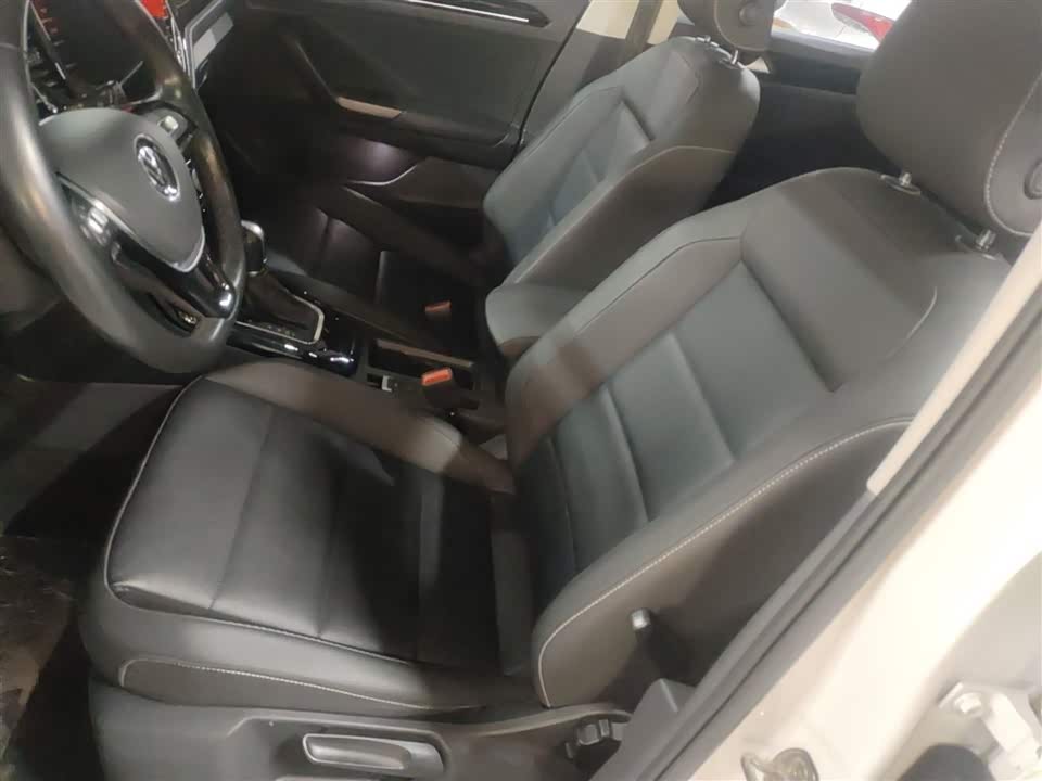 Volkswagen T-ROC exploring Songs