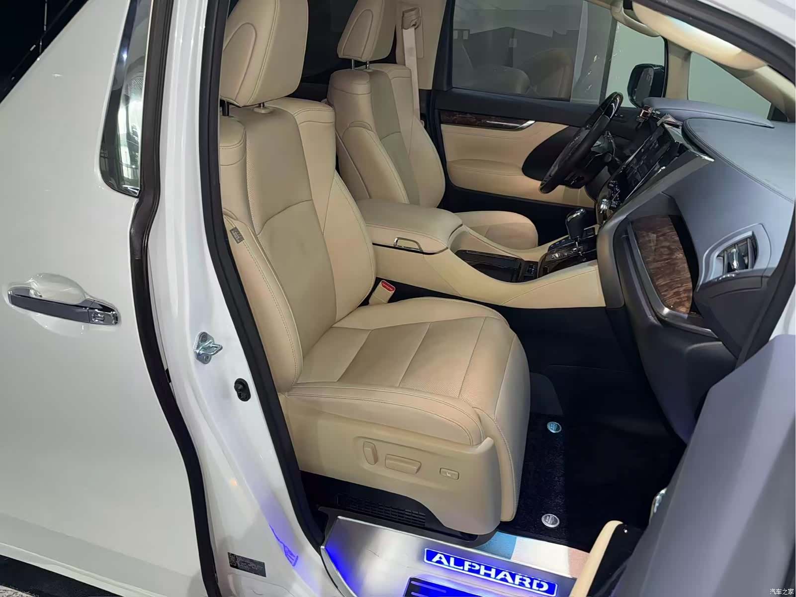 Toyota Alphard, 2023 18