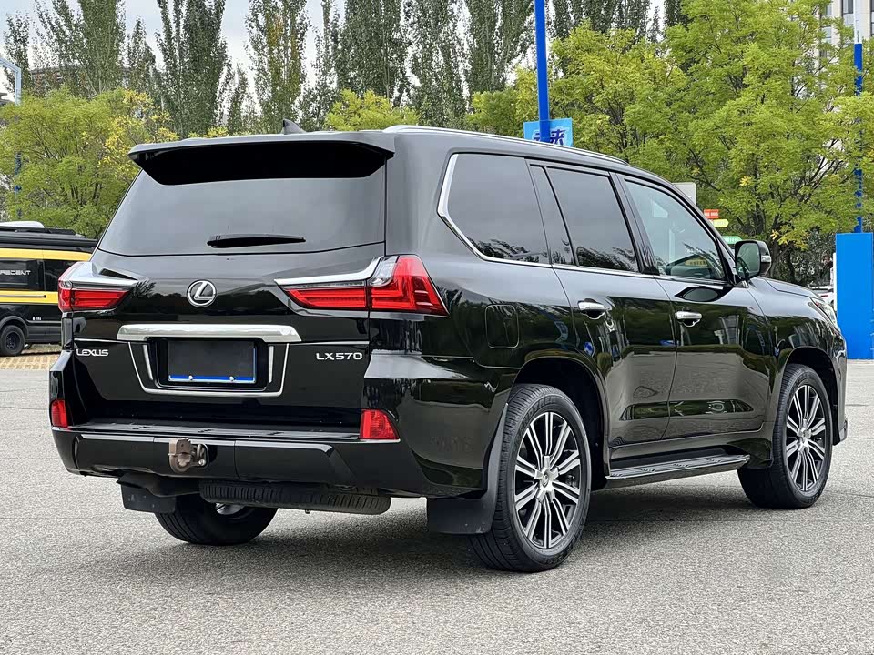 Lexus LX