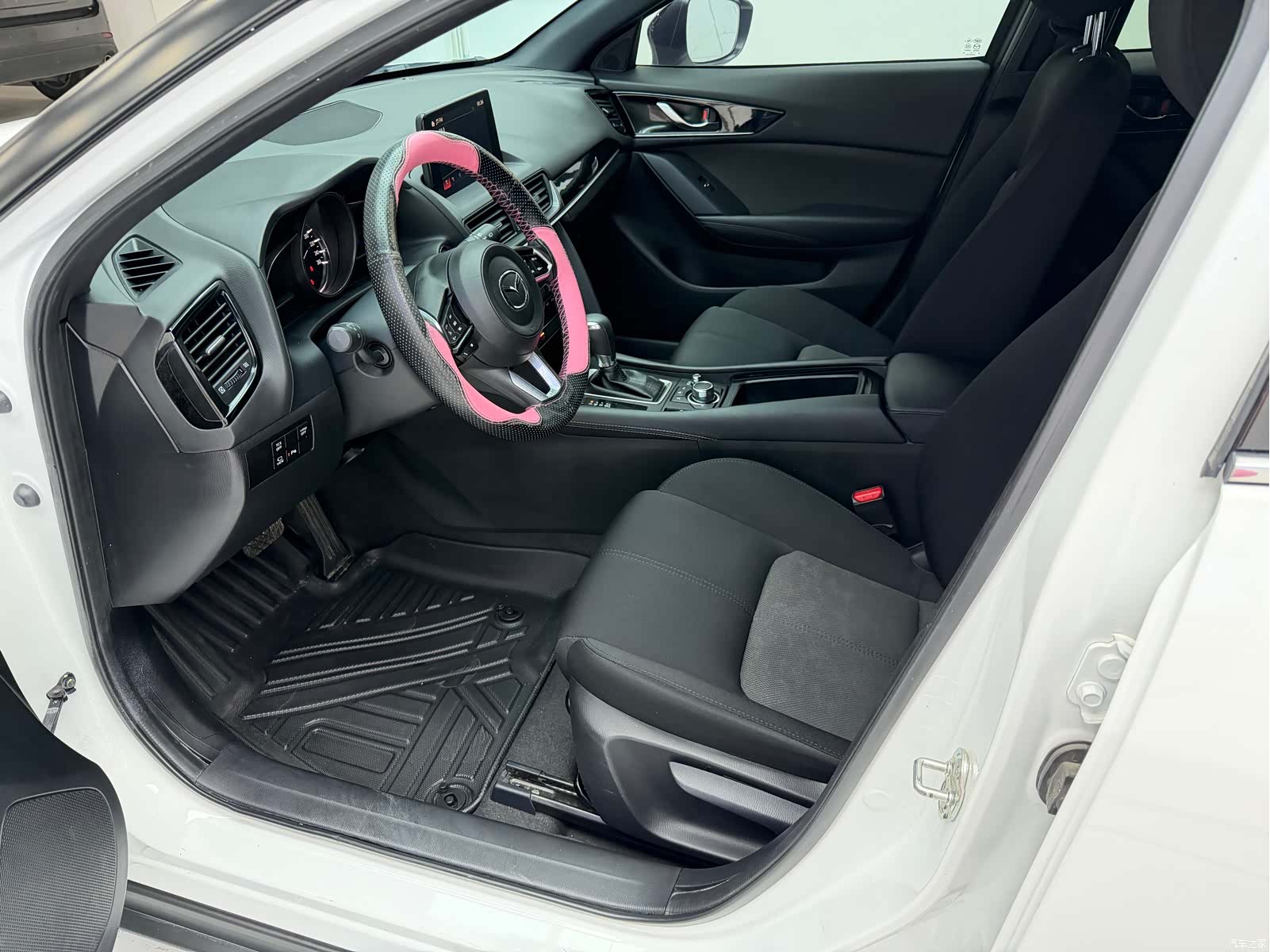 Mazda CX-4, 2023 10