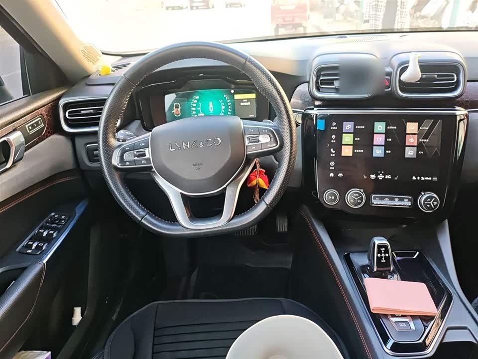 Lynk & Co 02