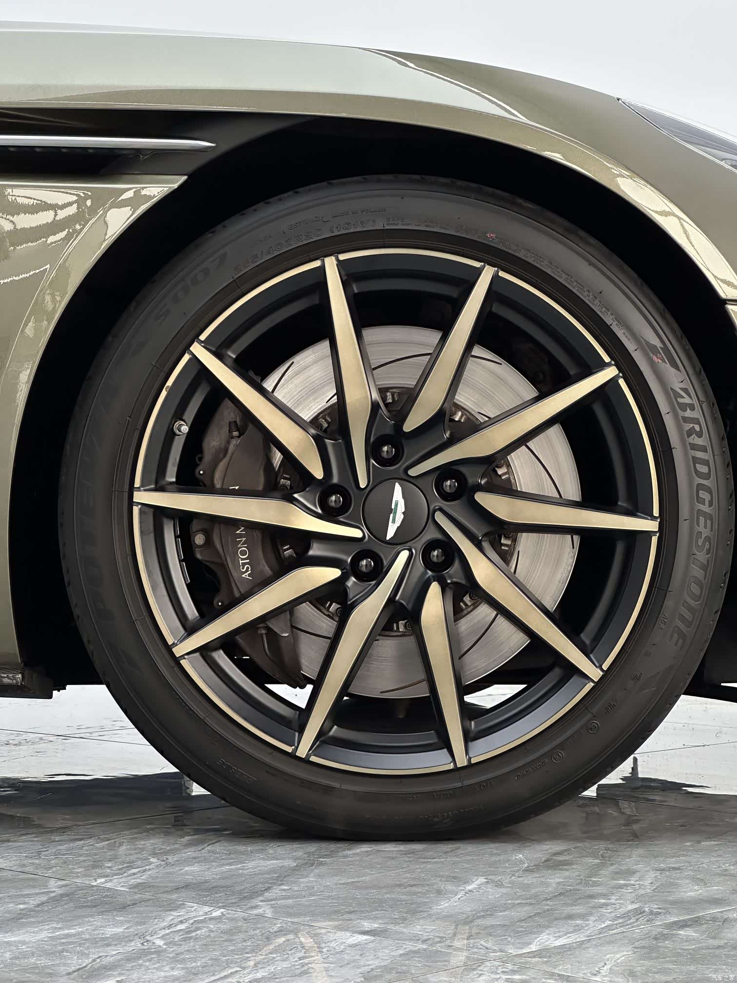 Aston Martin DB11, 2023 9