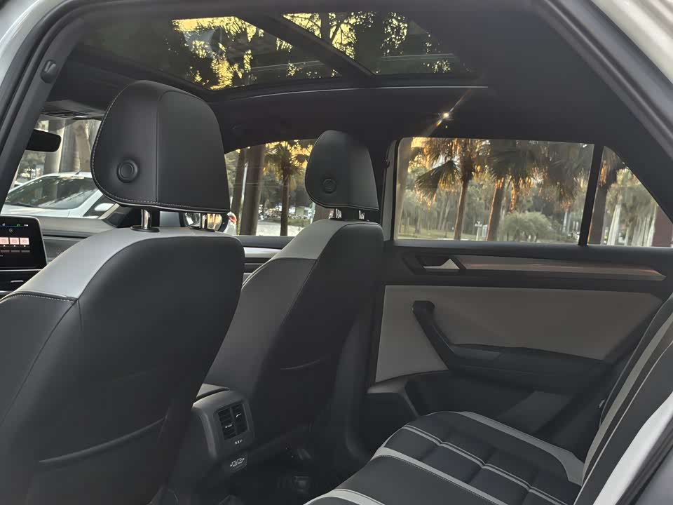 Volkswagen T-ROC exploring Songs