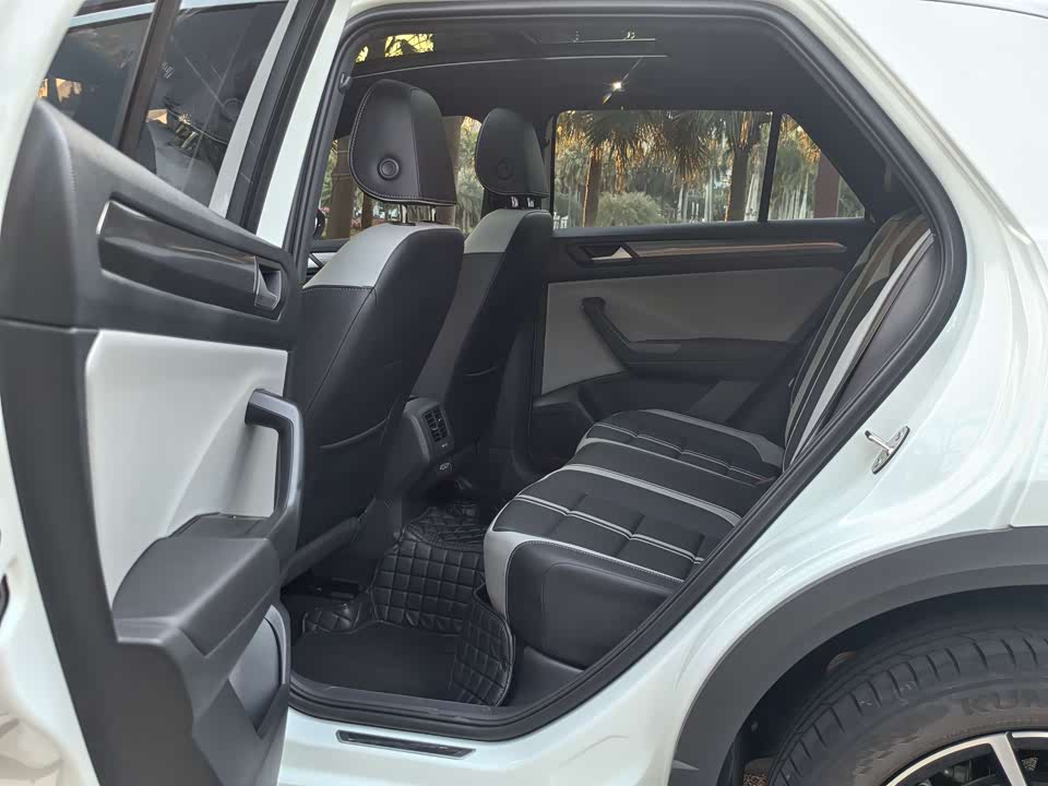 Volkswagen T-ROC exploring Songs