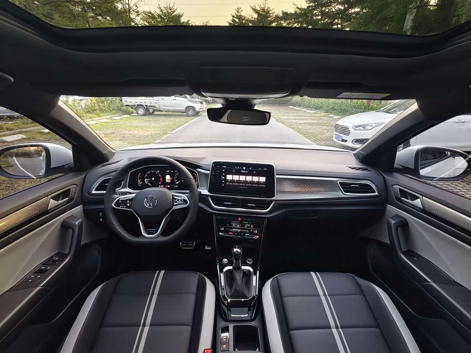 Volkswagen T-ROC exploring Songs