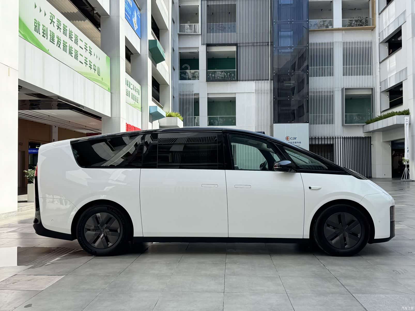 Li Auto MEGA, 2025 4