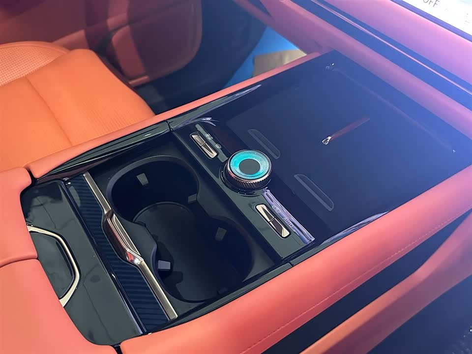 Lynk & Co 900