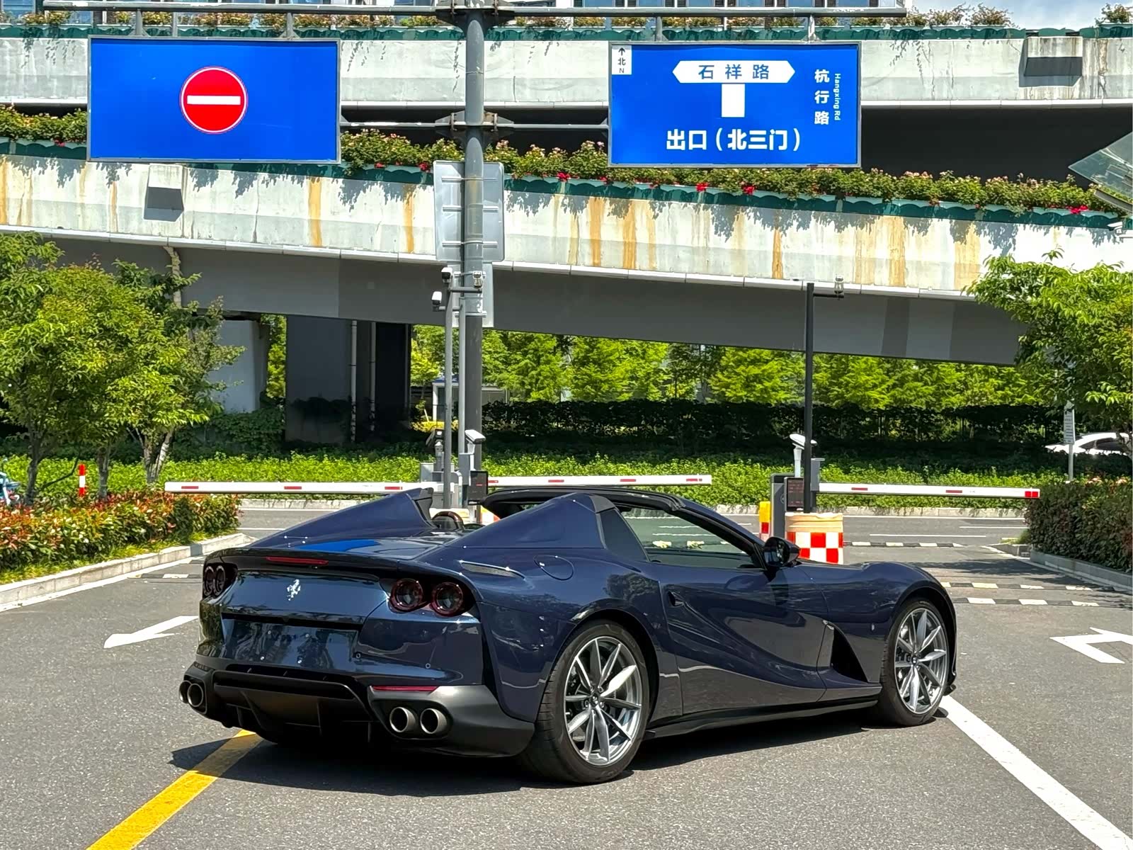 Ferrari 812, 2023 7