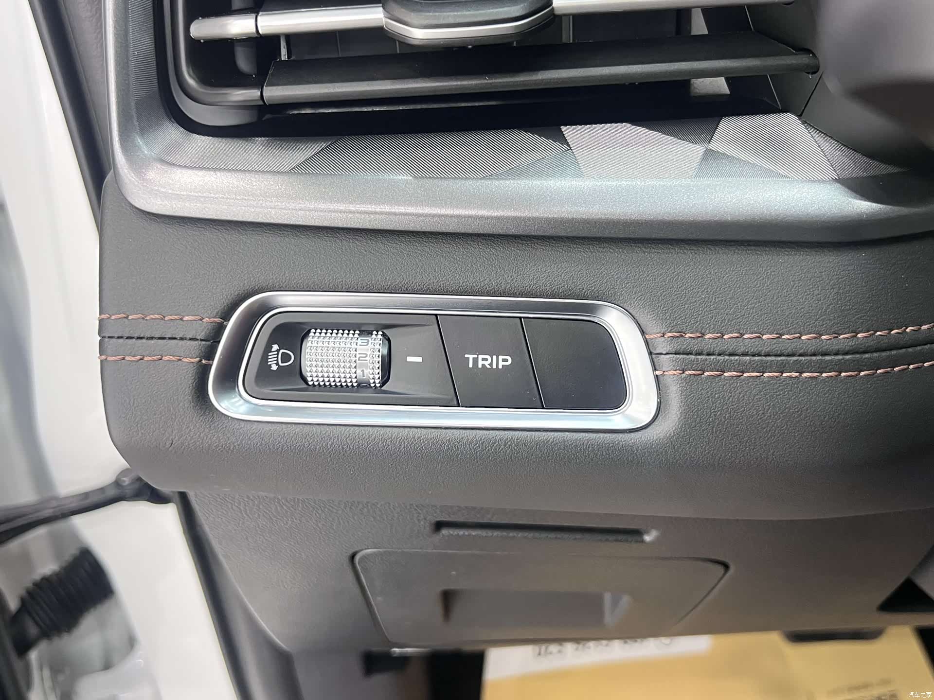 Geely X6, 2022 9