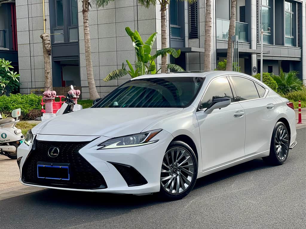 Lexus ES