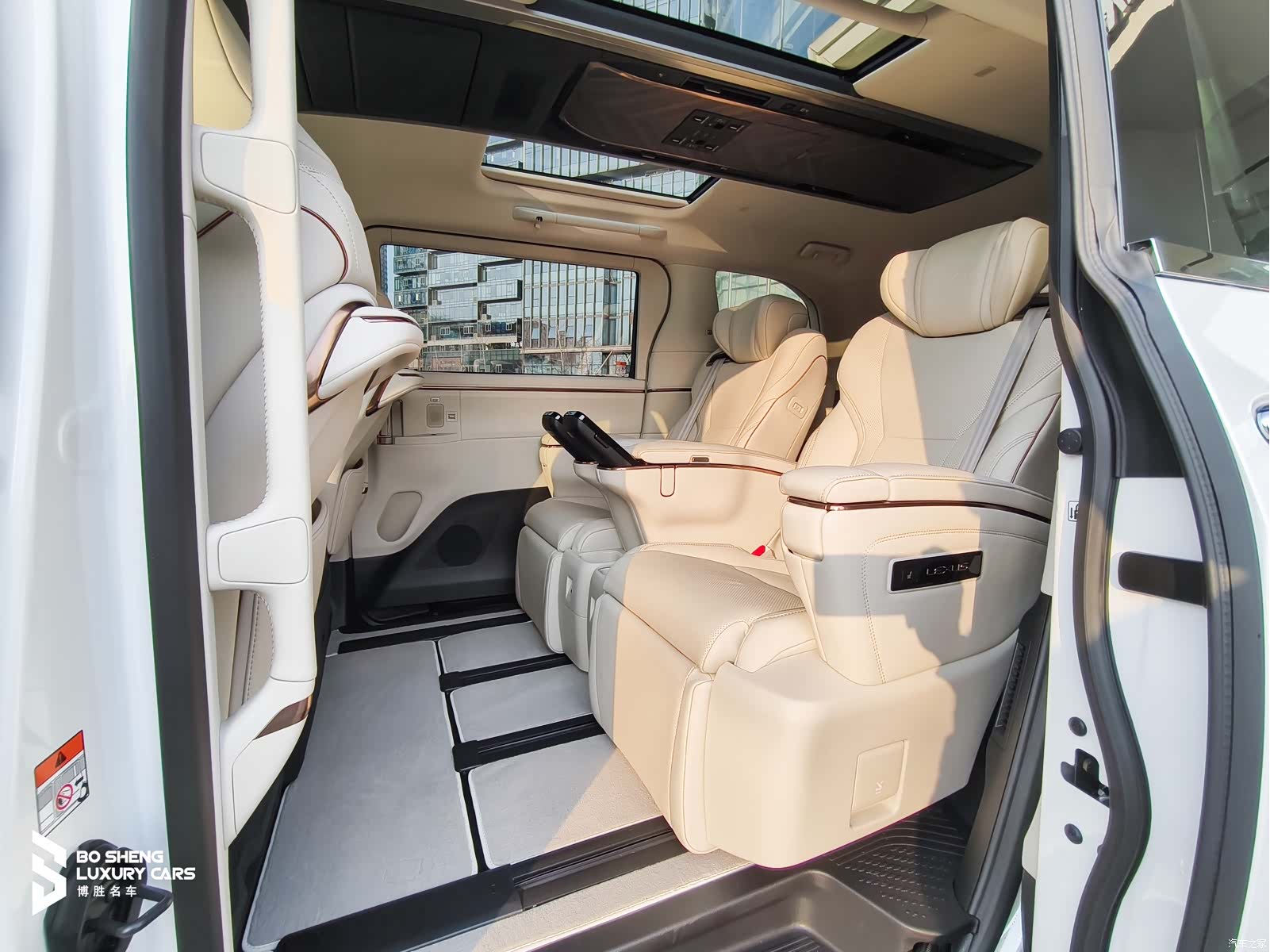 Lexus LM, 2025 11