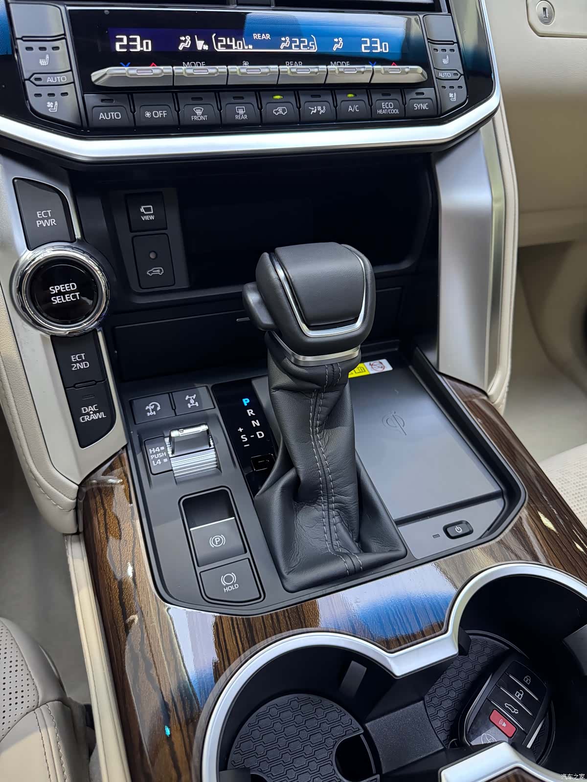 Toyota Land Cruiser, 2026 10