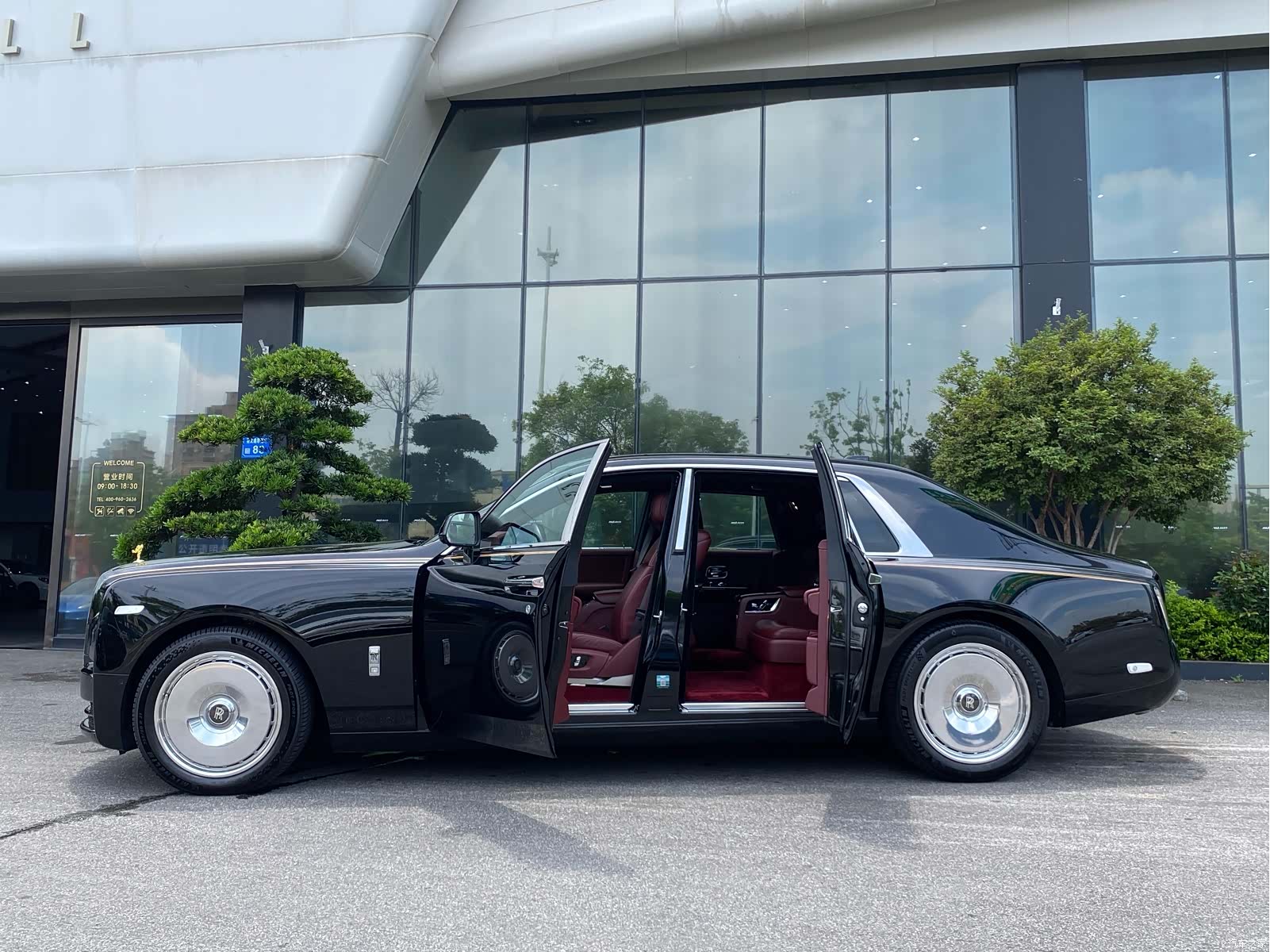 Rolls-Royce Phantom, 2019 3