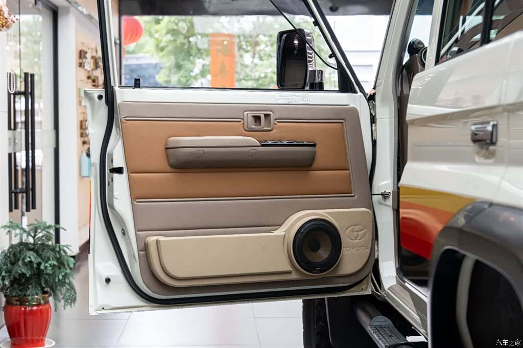 Toyota Land Cruiser, 2023 11
