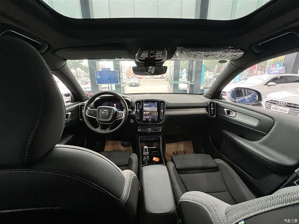 Volvo XC40, 2025 13