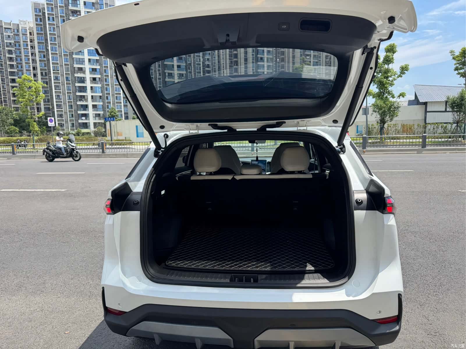 Geely Galaxy L7, 2024 23