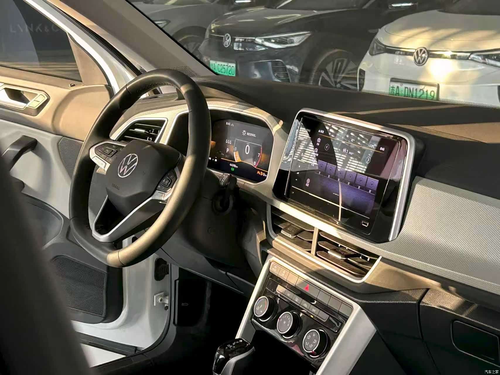 Volkswagen T-ROC, 2024 4