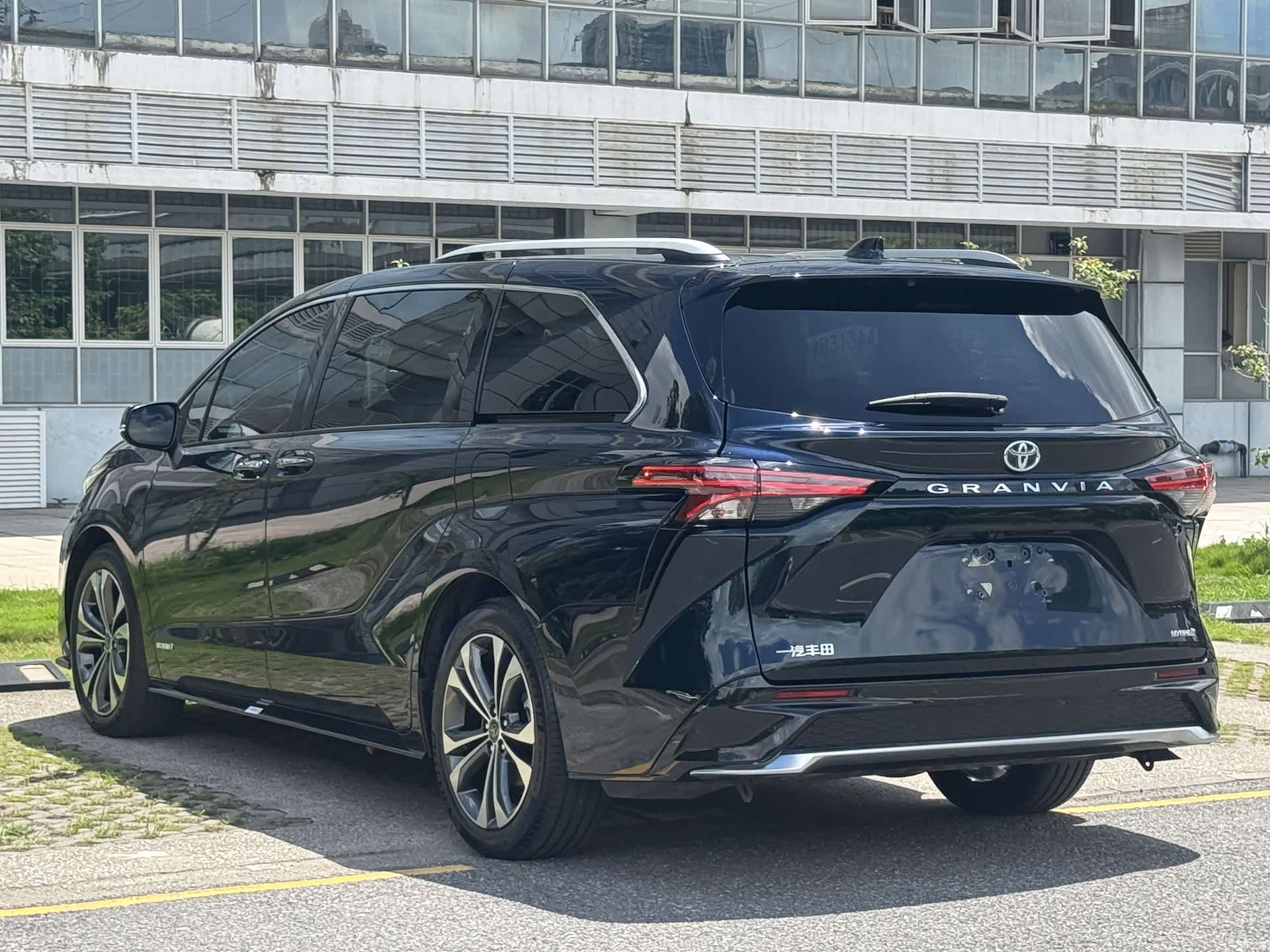Toyota Granvia, 2023 19