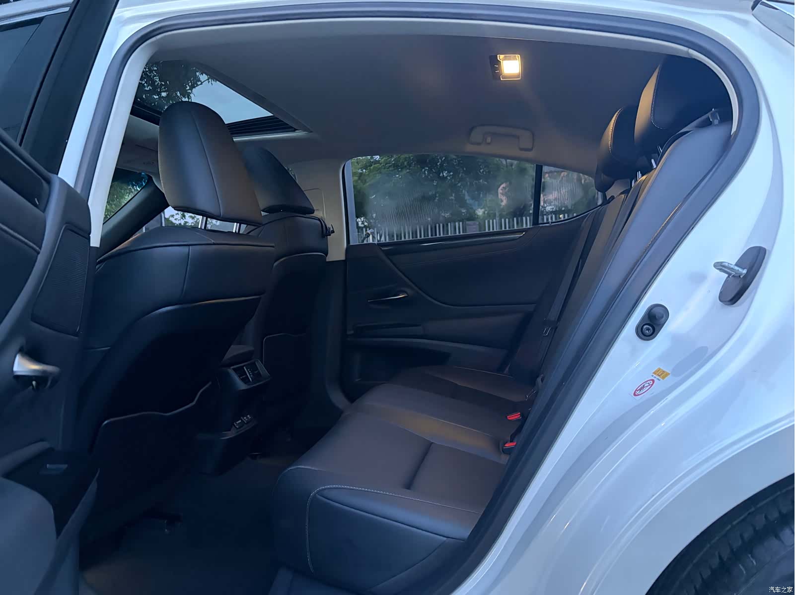 Lexus ES, 2019 11