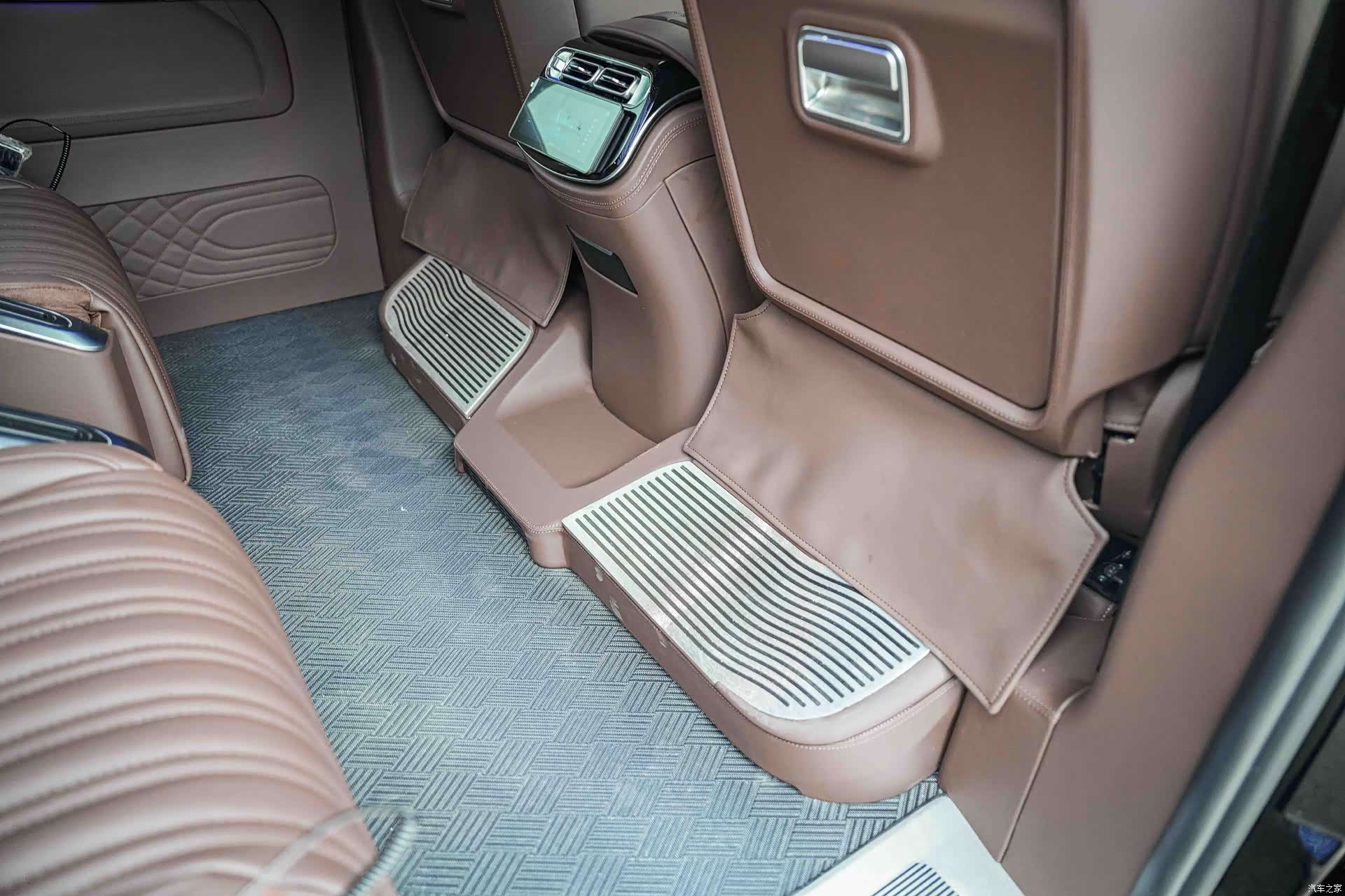 Mercedes-Benz 7, 2023 11