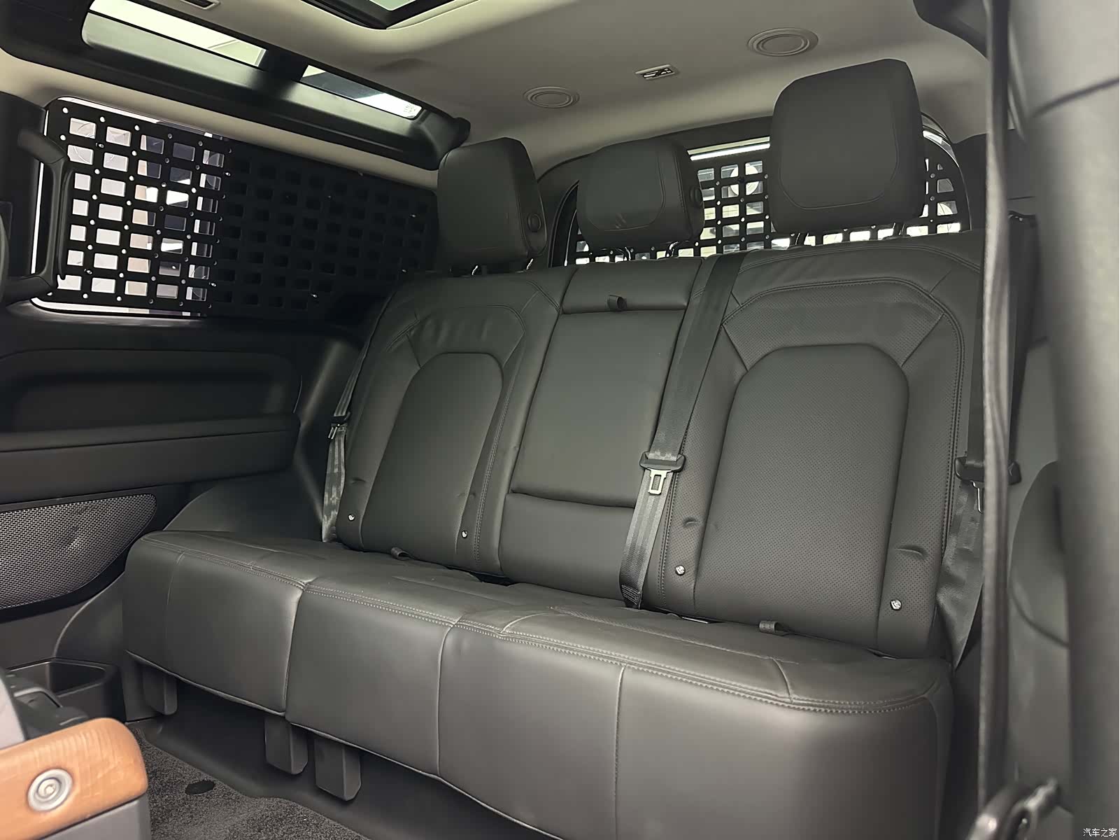 Land Rover Defender, 2023 17