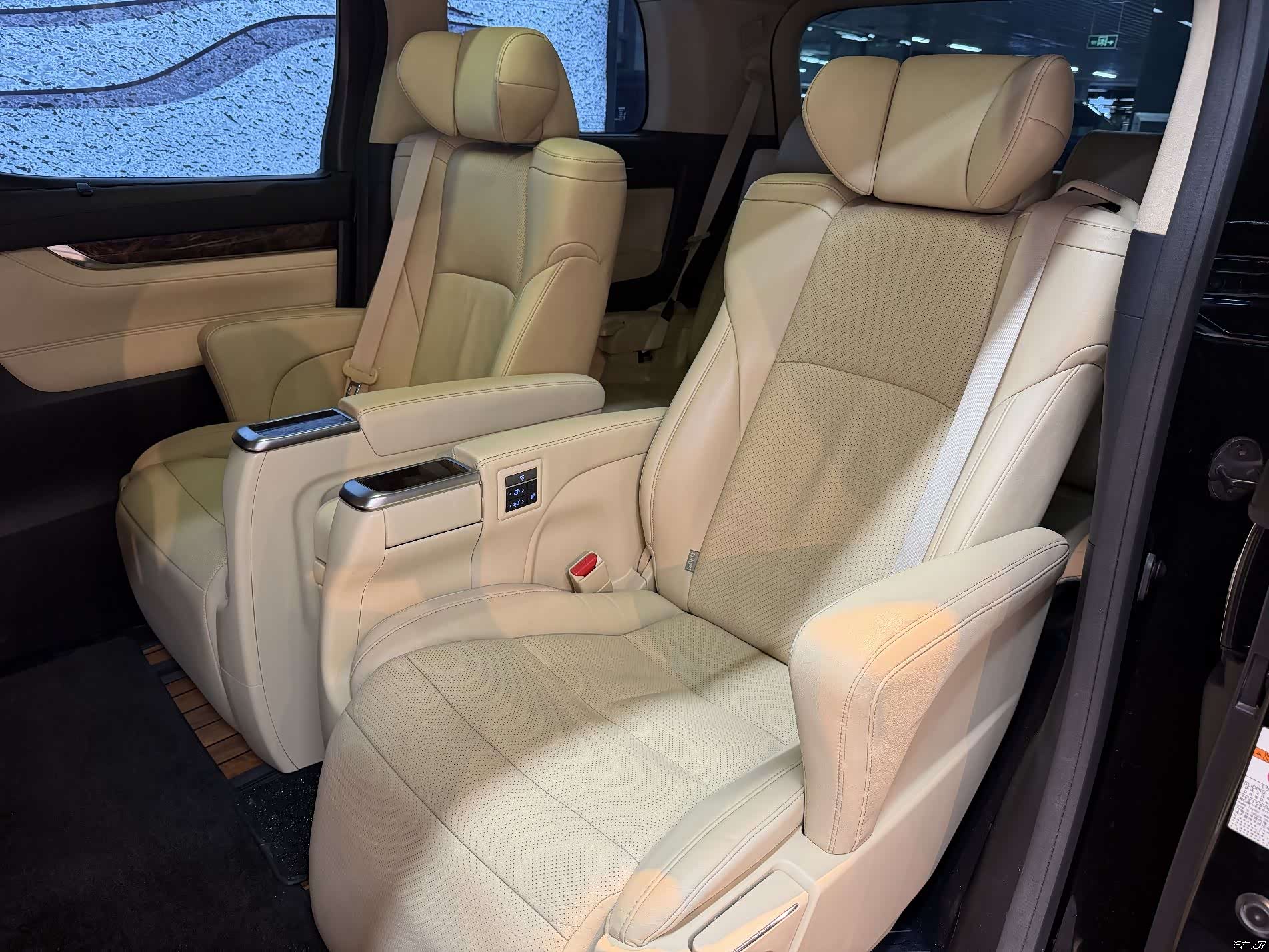 Toyota Alphard, 2019 8