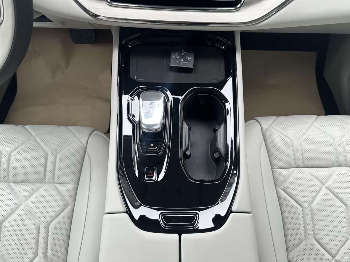 Volvo EM90, 2024 8