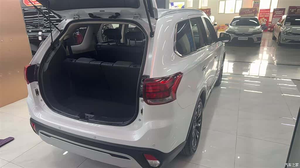 Mitsubishi Outlander, 2020 все фото