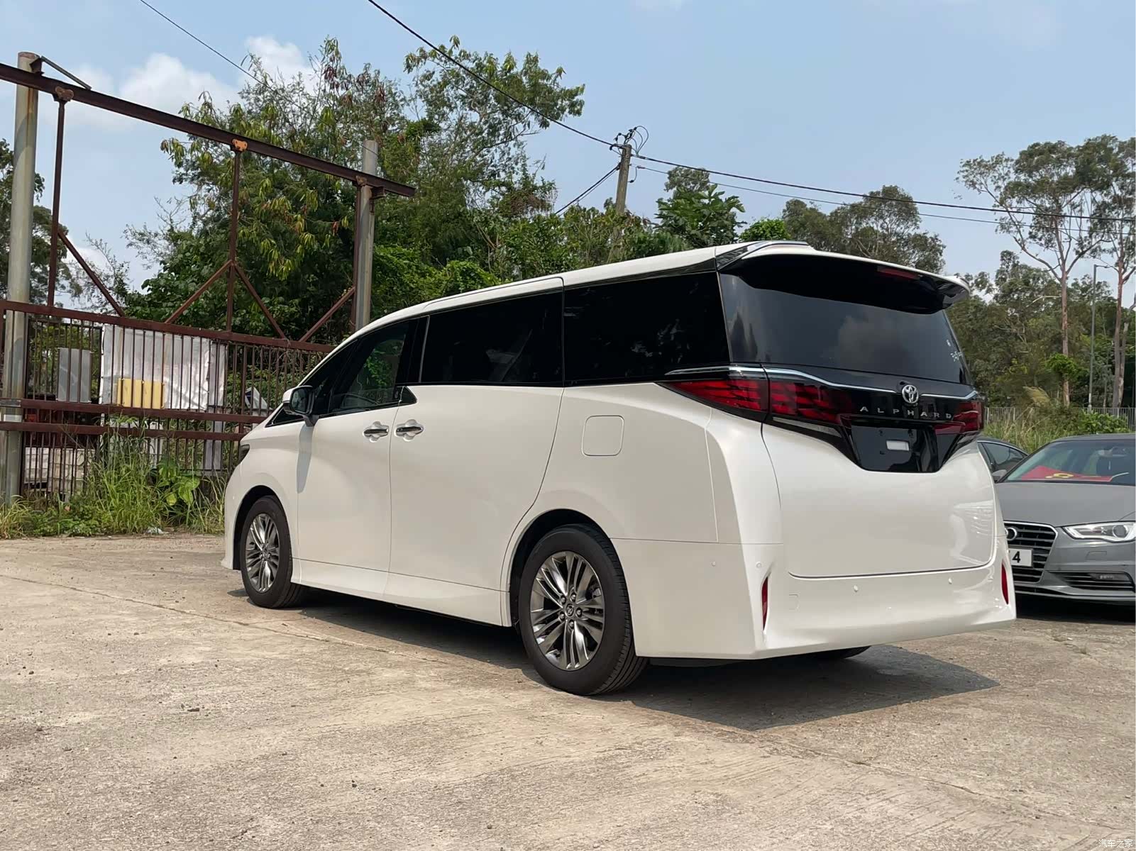 Toyota Alphard, 2025 4