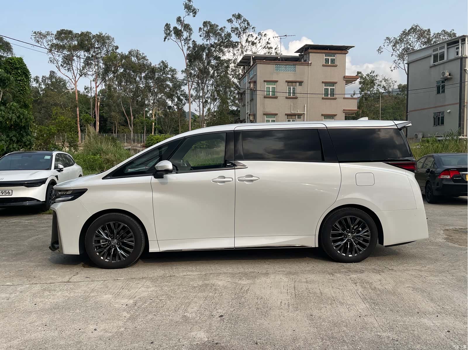 Toyota Vellfire, 2025 4